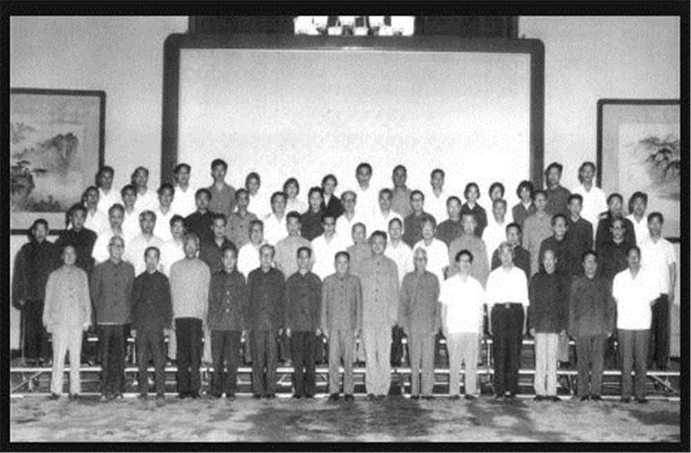 1977年8月，邓小平与参加科学和教育工作座谈会的科教工作者代表合影（三排座二为温元凯）